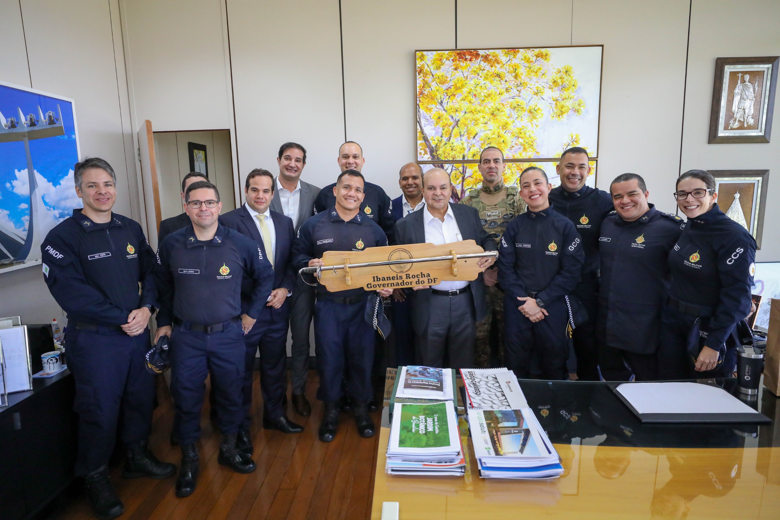 Oficiais da 12ª turma da PMDF visitam governador e celebram 20 anos de aspirantado