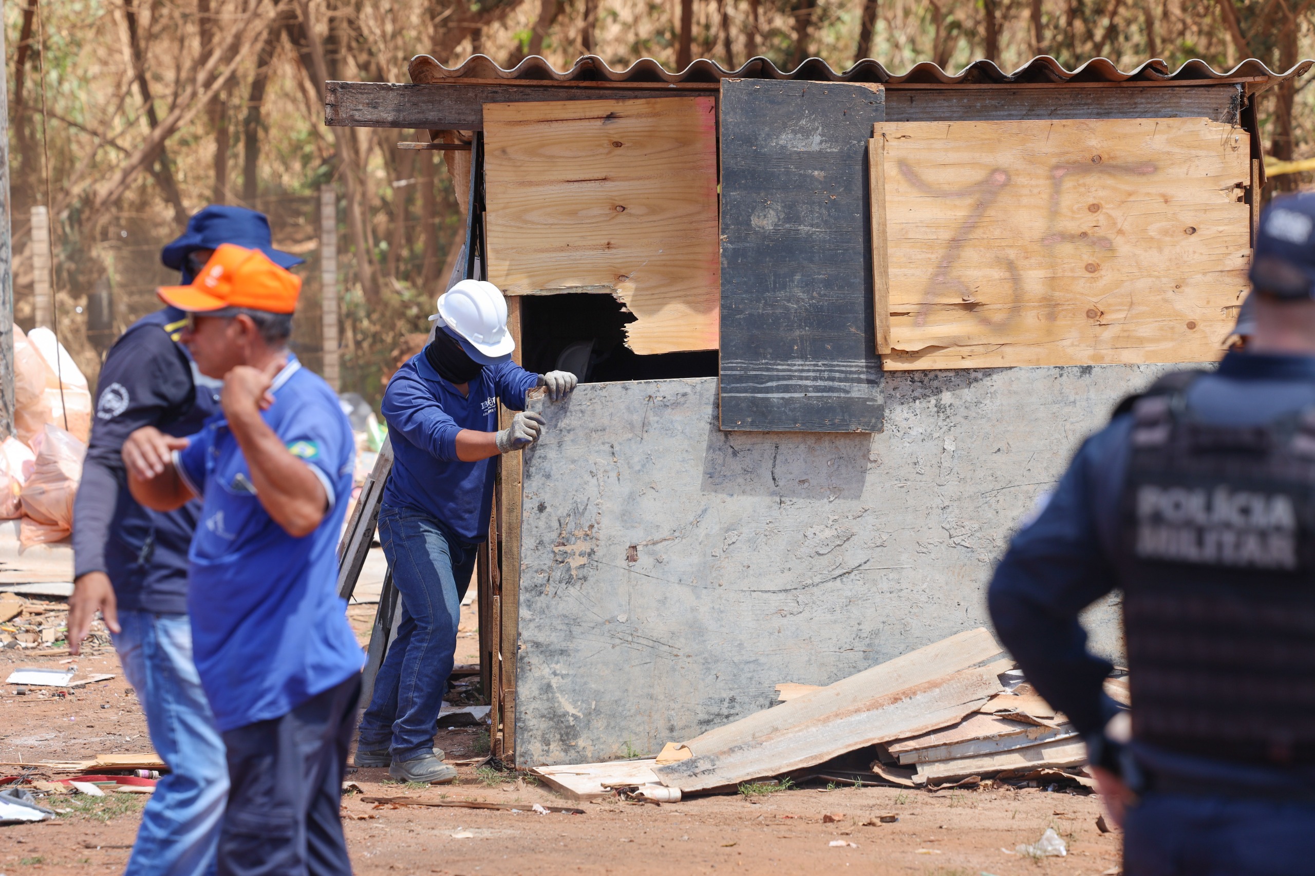 GDF acolhe 46 pessoas em situação de rua e remove 14 caminhões de entulho em ações no Plano Piloto, Paranoá e Ceilândia