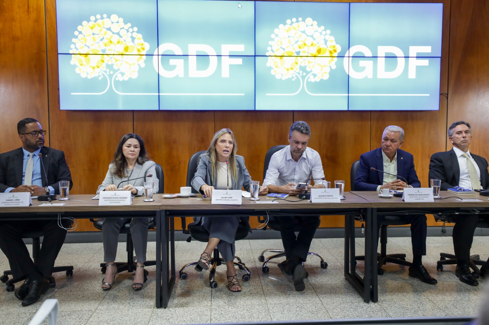 Celina Leão apresenta resultados e ferramentas de gestão em reunião com secretariado do GDF