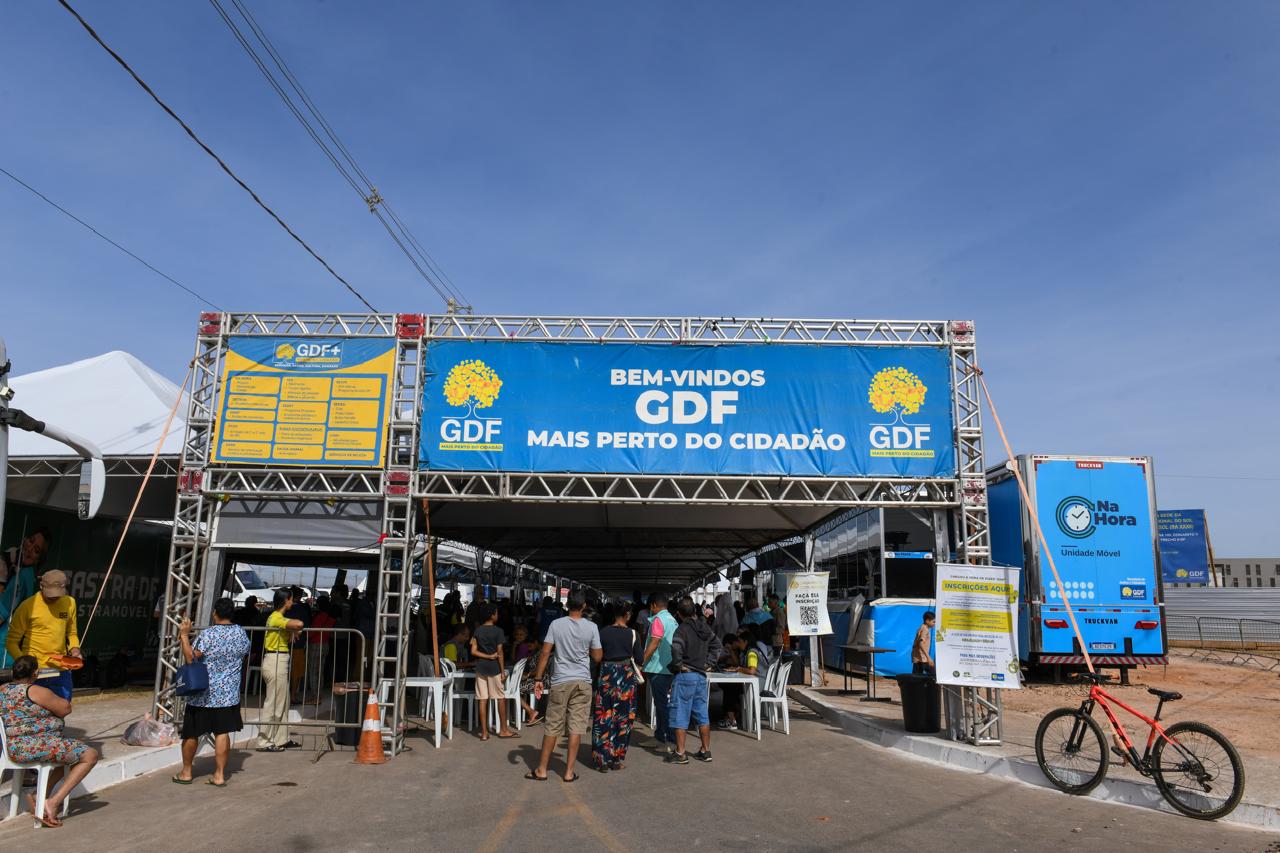 Mais de 6 mil pessoas participam do GDF Mais Perto do Cidadão no Recanto das Emas
