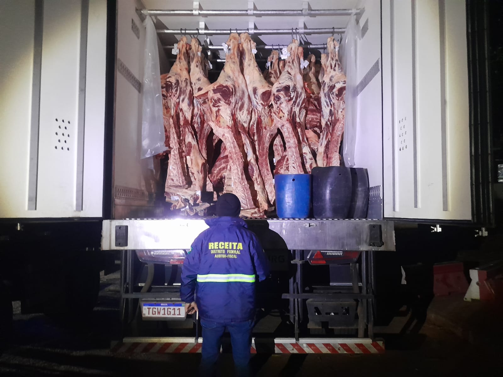 Fiscalização apreende 27 toneladas de carne bovina sem nota fiscal no DF