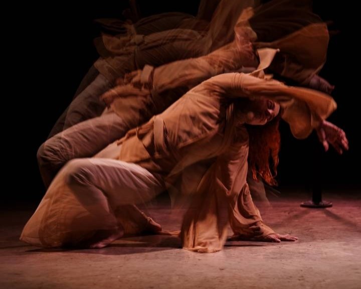 Espetáculo solo da artista circense Aisha Britto,Pelle — A Maripoza, ocorre no Centro de Pesquisa e Difusão das Artes Circenses (Galpoa), localizado na Vila Planalto