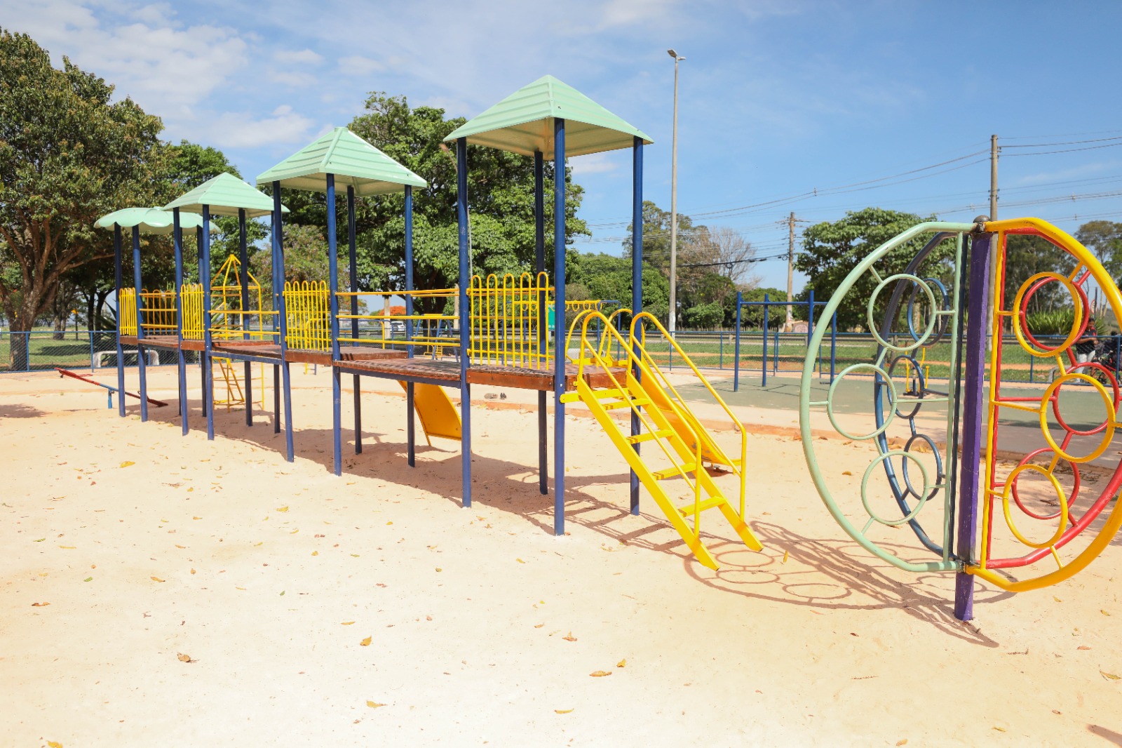 Equipamentos para a população fazer exercícios também atrai moradores para a praça recém-reformada