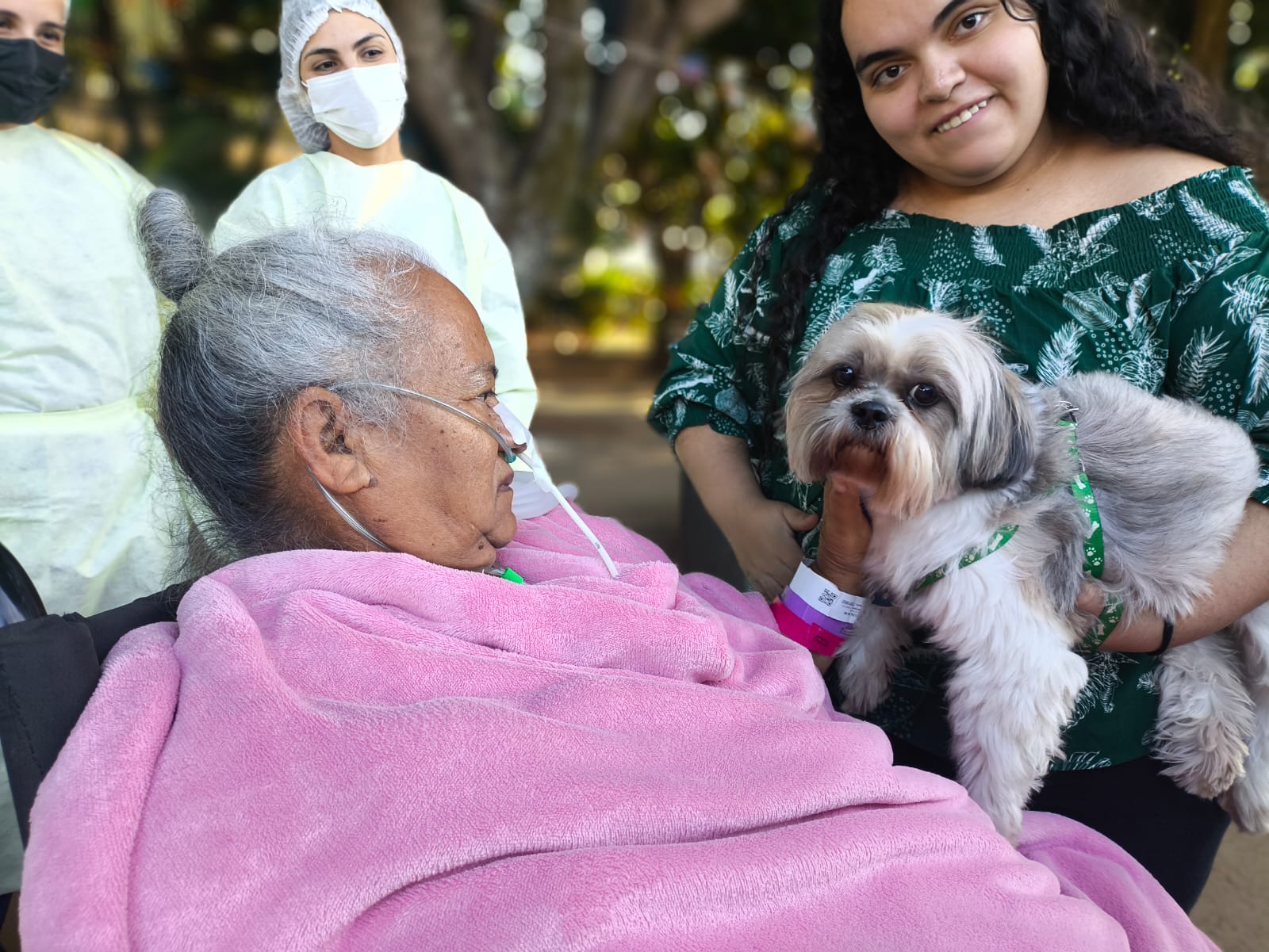 Visita de familiares e cachorro a paciente reforça cuidado humanizado no Hospital de Base