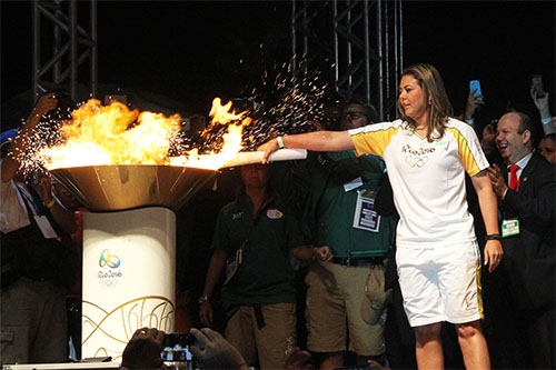 Celebração na Esplanada fecha o revezamento do fogo olímpico em Brasília