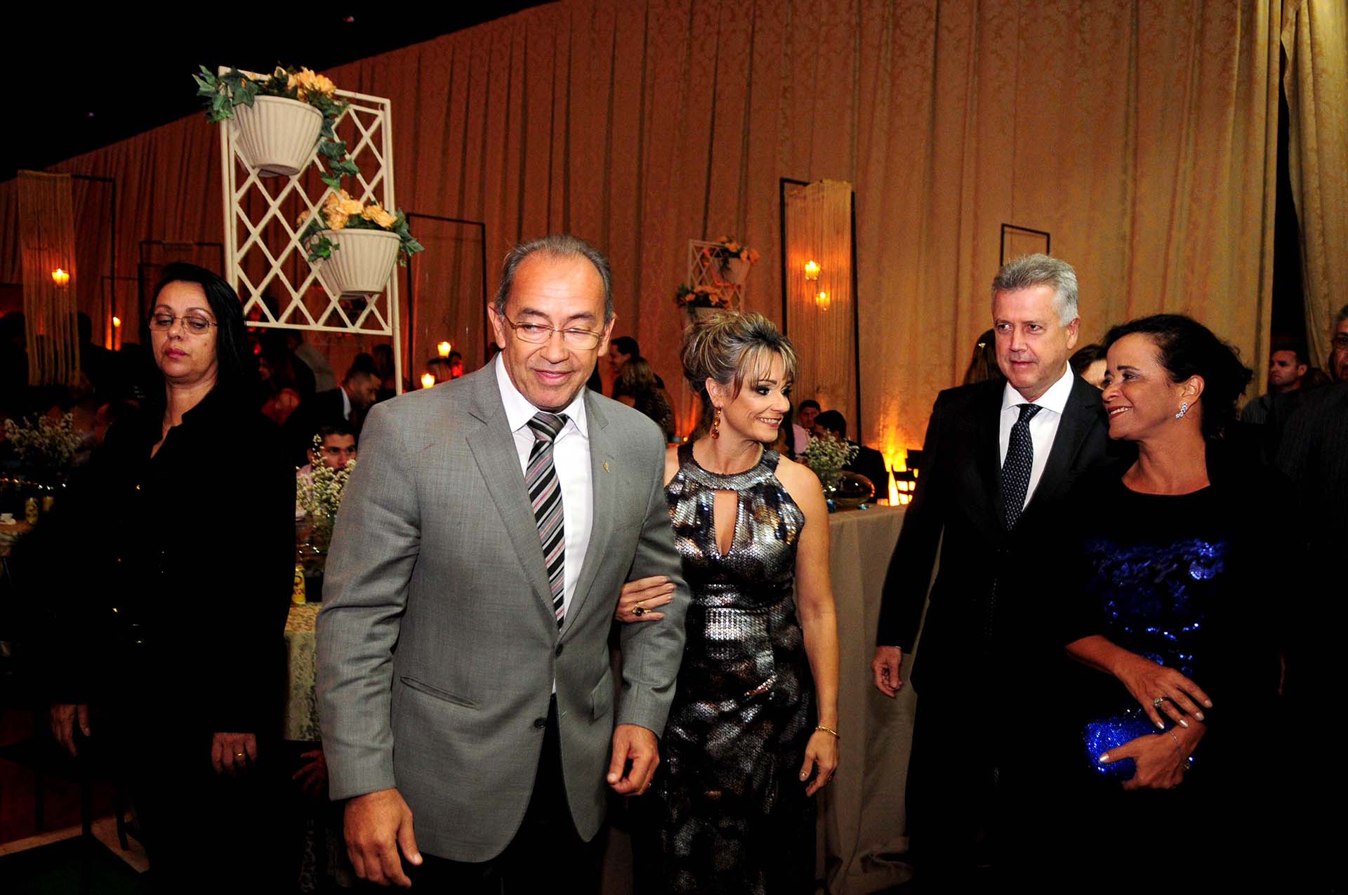 O administrador de Sobradinho, Divino Sales com a esposa, Ana Sales, e o governador Rodrigo Rollemberg acompanhado da esposa, Márcia Rollemberg durante o evento.
