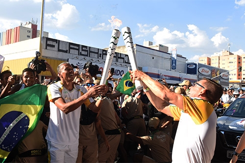 População ocupa as ruas de Taguatinga para acompanhar a chama olímpica