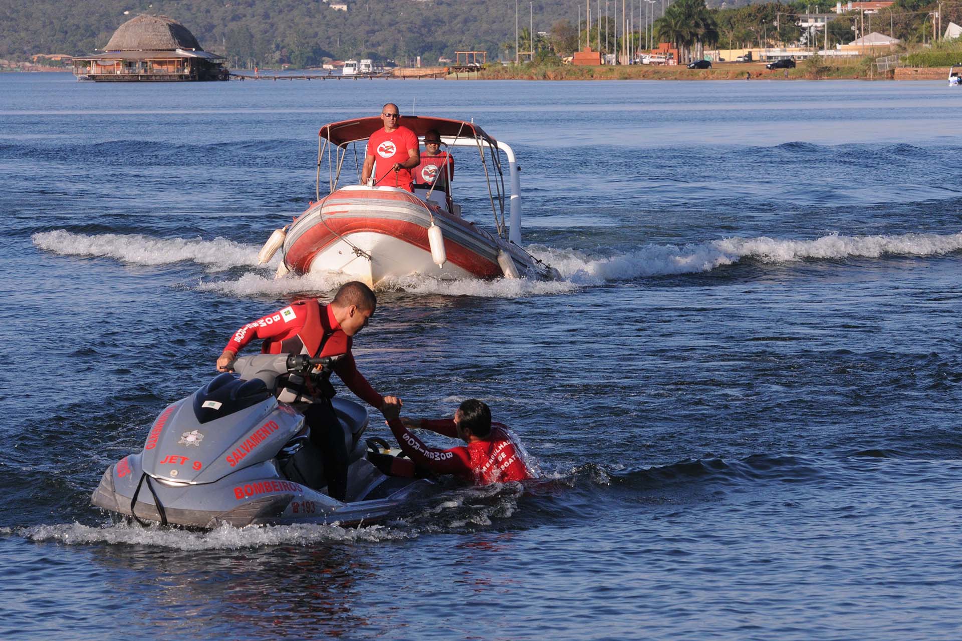 Bombeiros em treinamento no Lago Paranoá: interessados em aprender técnicas de resgate podem se inscrever em curso.