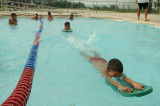 Garoto nadando na piscina do Centro Olímpico da Estrutural