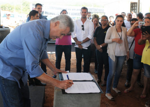 Governador Rodrigo Rollemberg assinou, nesta sexta-feira (20), ordem de serviço para obras na Vila Buritizinho, em Sobradinho 2.