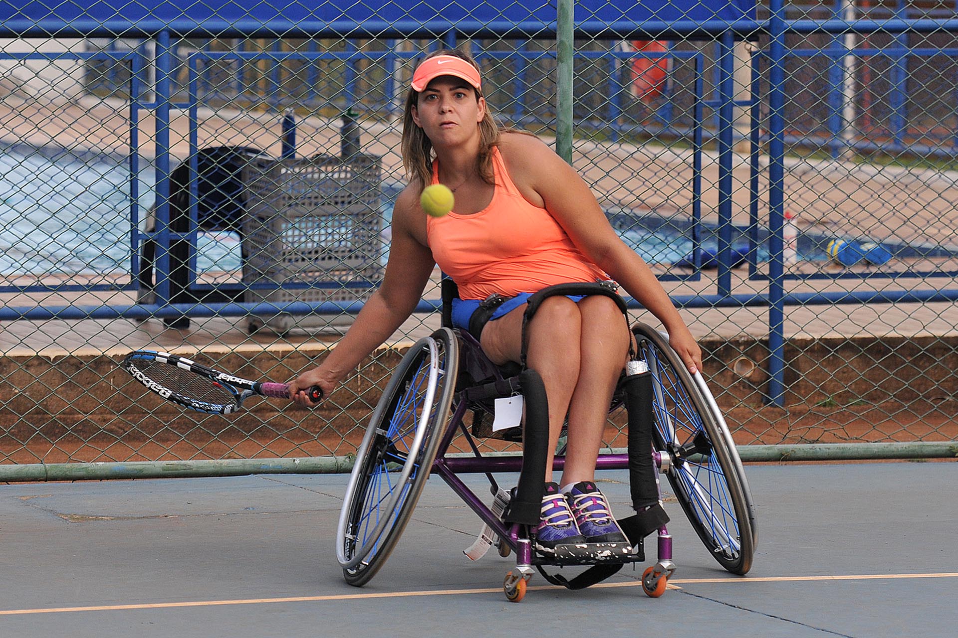 A assistente social Aline de Oliveira Cabral pratica tênis na Cetefe há quatro anos.
