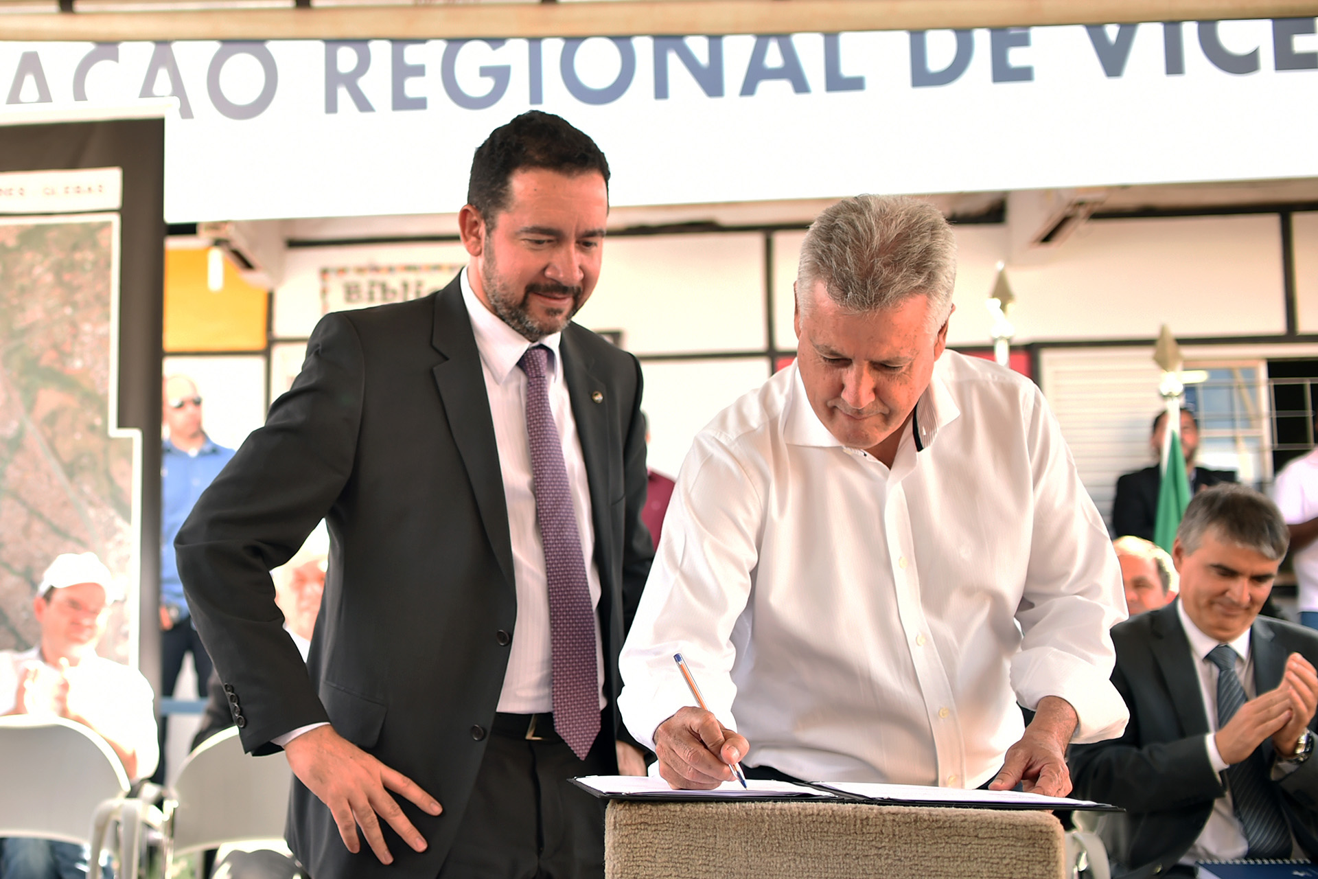 O governador de Brasília, Rodrigo Rollemberg, e o ministro do Planejamento, Desenvolvimento e Gestão, Dyogo Oliveira firmaram acordo de cooperação técnica com o Executivo federal para regularizar as Glebas 2 e 4 de Vicente Pires.