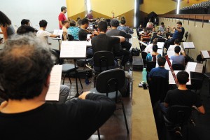 Músicos e cantores da Escola de Música ensaiam a ópera Gianni Schicchi, do compositor Giacomo Puccini.
