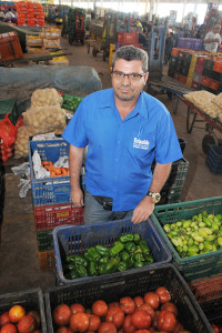 Erianildo Leite de Lucena, de 47 anos, vende frutas e verduras na Feira do Produtor e Atacadista de Ceilândia.