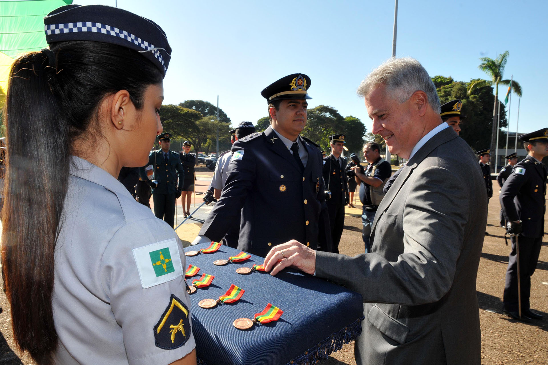 O governador Rodrigo Rollemberg participou da solenidade em que 32 capitães da Polícia Militar do Distrito Federal foram condecorados com a medalha de 10 anos de serviços prestados à população de Brasília.