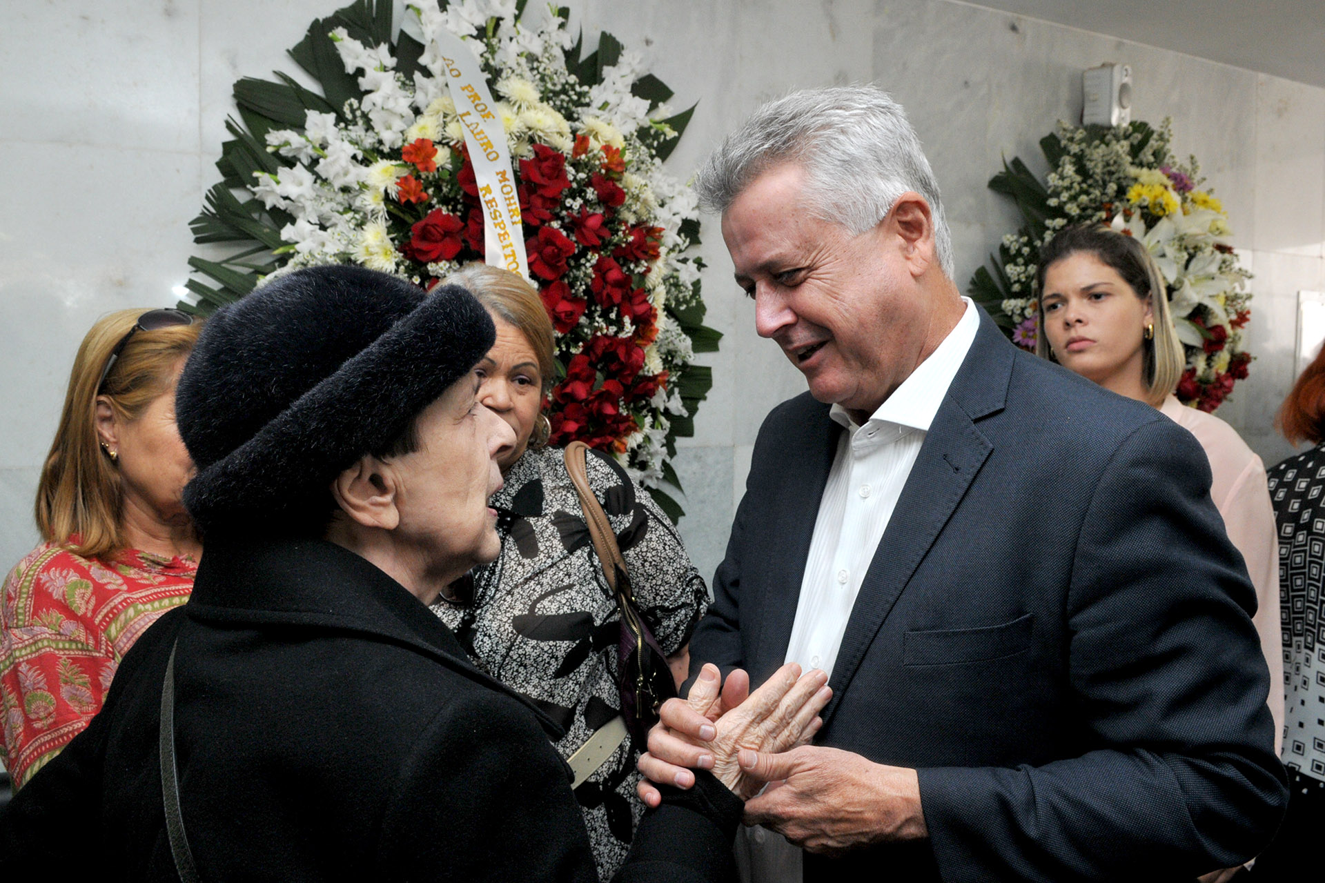 Governador Rodrigo Rollemberg e a esposa de Lauro Morhy, Wilma Morhy, com quem o professor foi casado durante 48 anos.