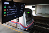 Estação do metrô com tela de partidas e chegadas da estação