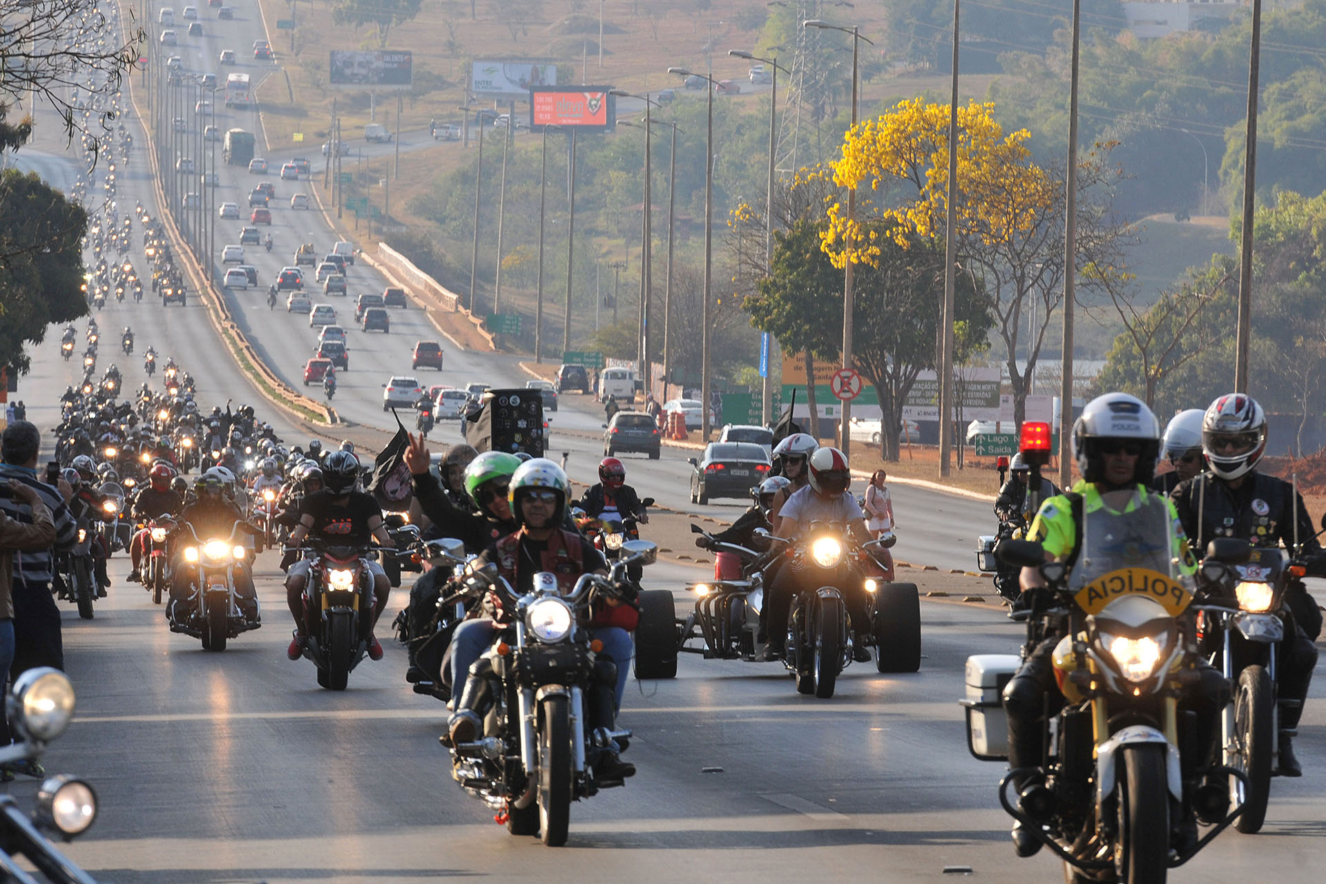 Cerca de 35 mil motocilistas percorreram, na tarde deste sábado (30), 54 quilômetros em um comboio recorde nas ruas de Brasília.