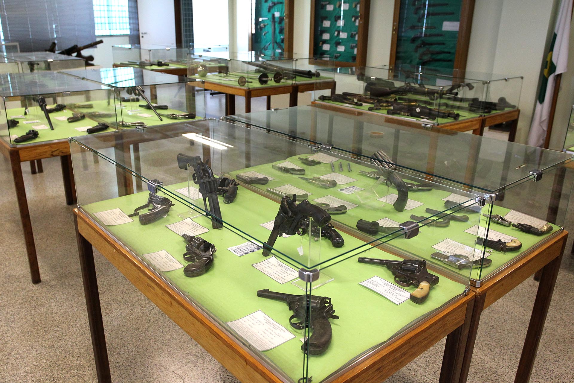 Localizado na sede da Academia de Polícia Civil do Distrito Federal, o Museu de Armas da Polícia Civil reúne cerca de 200 itens de um acervo de mais de 2 mil peças.