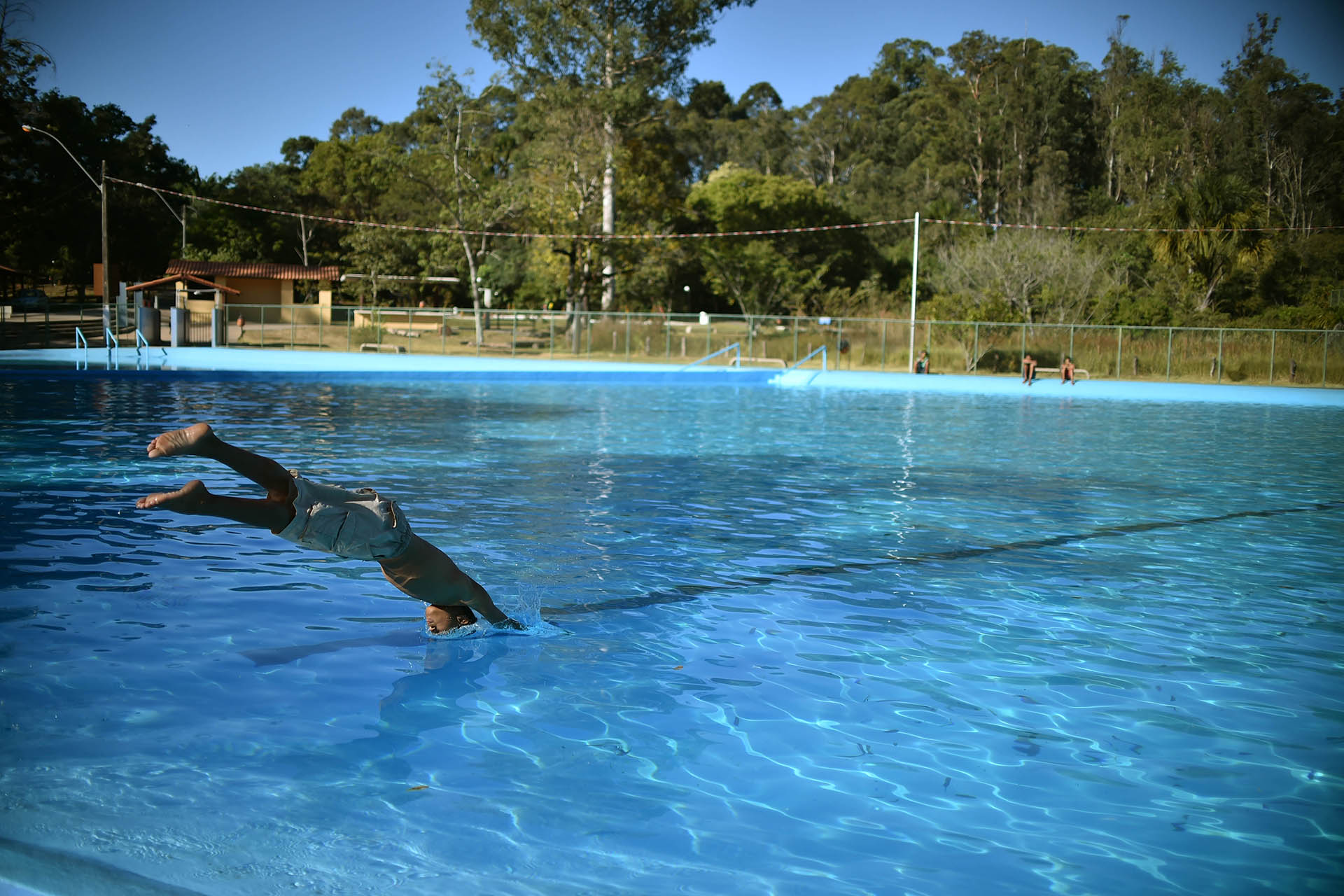 A piscina do Parque Saburo Onoyama, em Taguatinga, está aberta ao público desde o sábado (25).