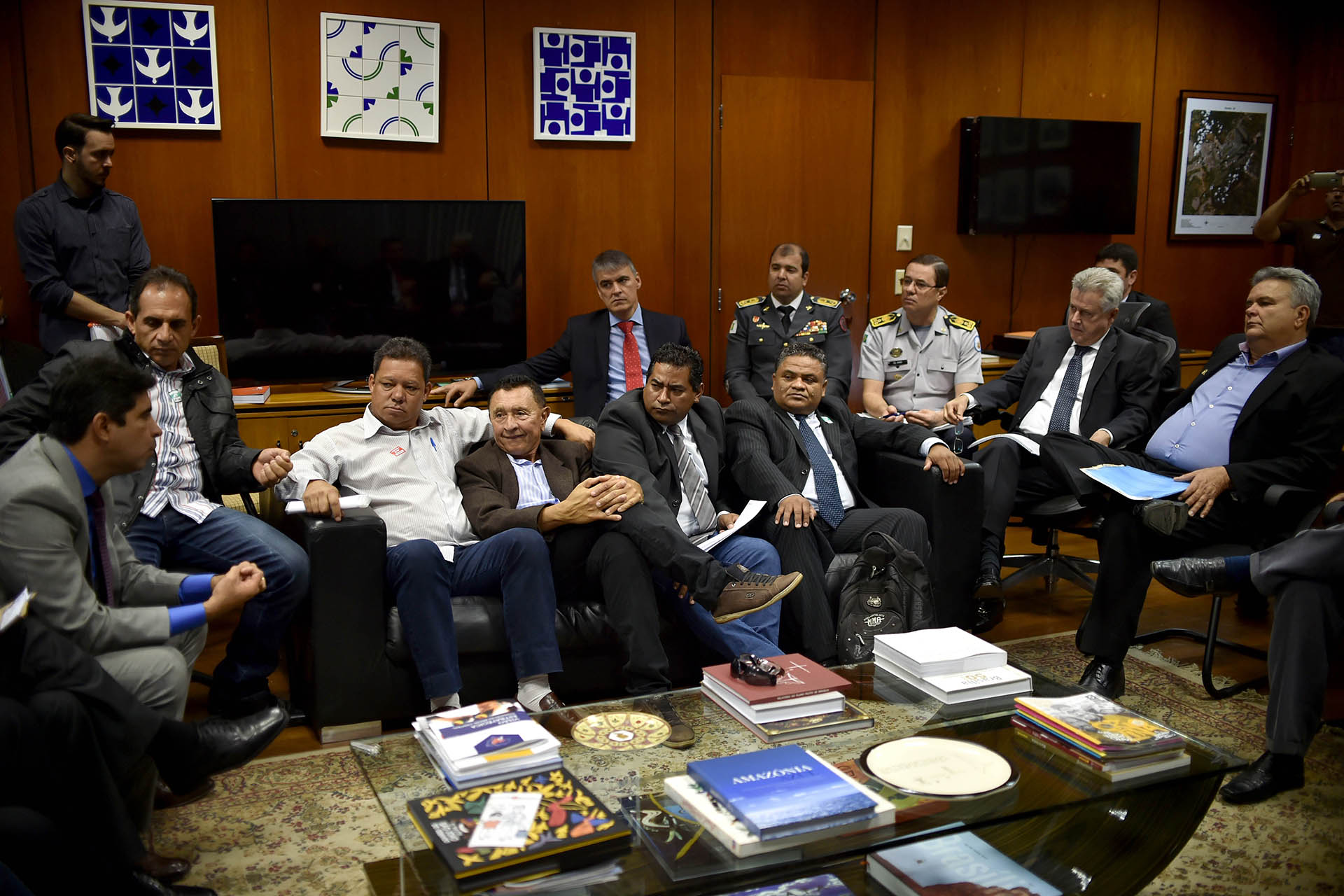 Reunião com representantes de associações de Policiais Militares e Bombeiros reuniram-se com o governador Rollemberg nesta segunda-feira (4).