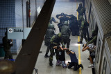 Militares retiram de um dos vagões figurantes que se passaram por terroristas durante simulação na Estação Central do Metrô.