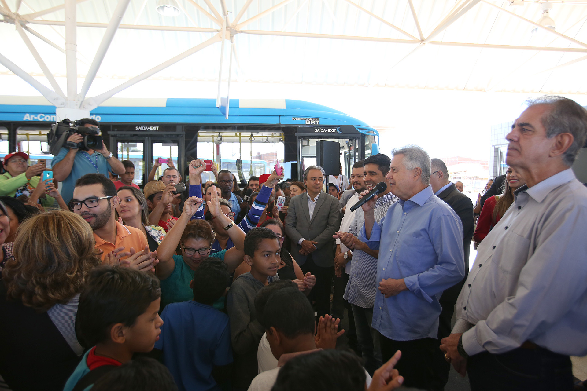 O governador de Brasília, Rodrigo Rollemberg, discursa durante entrega do novo terminal de ônibus do Recanto das Emas