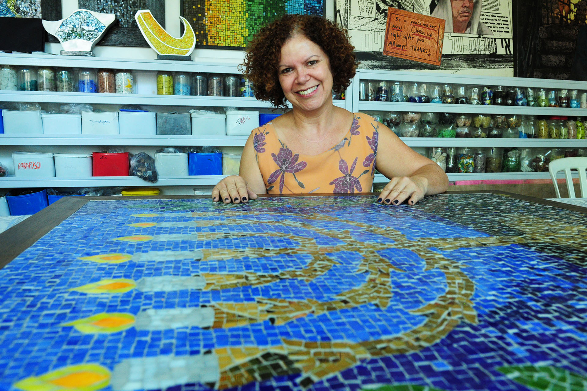 O painel de mosaico de Cida Carvalho, Menorah, obra que remete a um dos principais símbolos do Judaísmo. Foto: Pedro Ventura/Agência Brasília