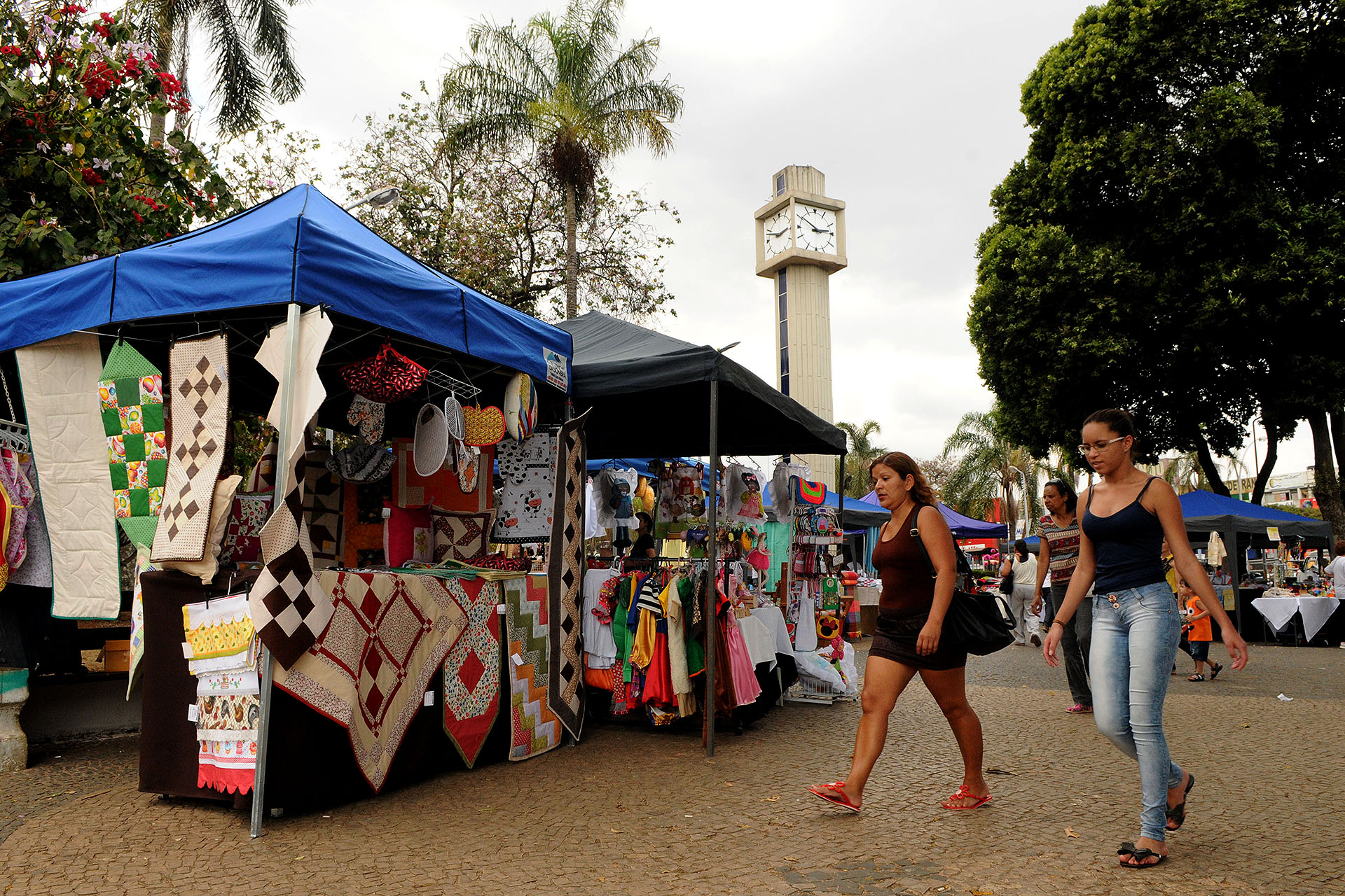 Praça do Relógio, no centro de Taguatinga, recebe feira de artesanato até sábado (13).