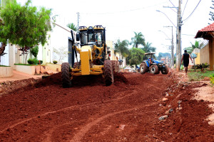 Máquinas trabalham em obras de pavimentação de vias em Vicente Pires.