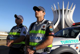 Braçais identificam para os turistas os idiomas que o policial militar fala.