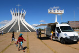 Nos Centros de Atendimento ao Turista (CATs), eles orientam brasileiros e estrangeiros sobre linhas de ônibus, pontos de táxis e as melhores alternativas para se chegar ao estádio.