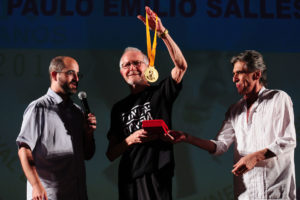 O crítico de cinema e ator Jean-Claude Bernardet recebeu a medalha Paulo Emilio Salles Gomes