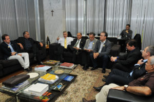 O governador Rodrigo Rollemberg em reunião no Palácio do Buriti com lideranças de entidades do comércio.