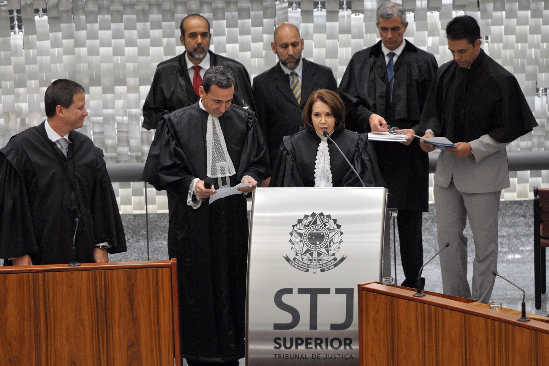 Os cargos de presidência e de vice-presidência do Superior Tribunal de Justiça (STJ) foram passados nesta quinta-feira (1º) em cerimônia na sala do plenário do tribunal. A ministra Laurita Vaz assumiu como presidente