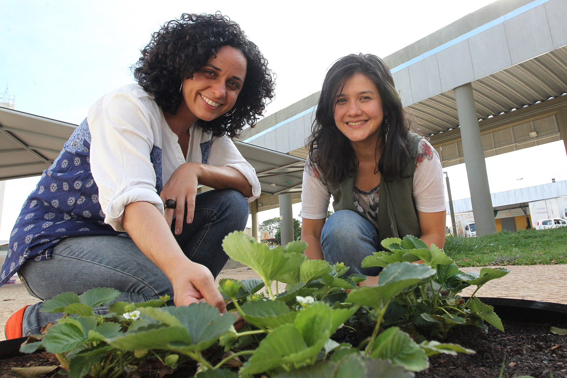 Árina Costa e Beatriz Domingues, responsáveis pelo Centro de Referência em Agroecologia e Tecnologias Sociais.