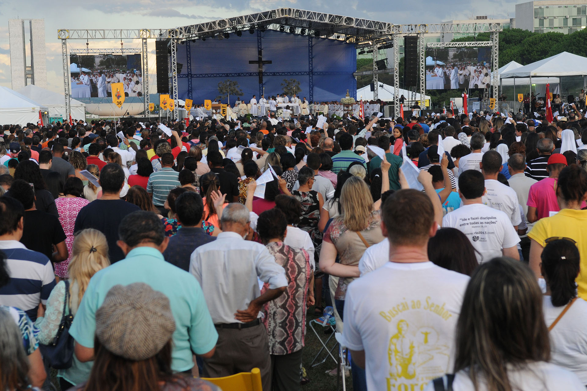 70 mil pessoas participaram das homenagens ao Dia de Nossa Senhora da Conceição Aparecida na Esplanada dos Ministérios.