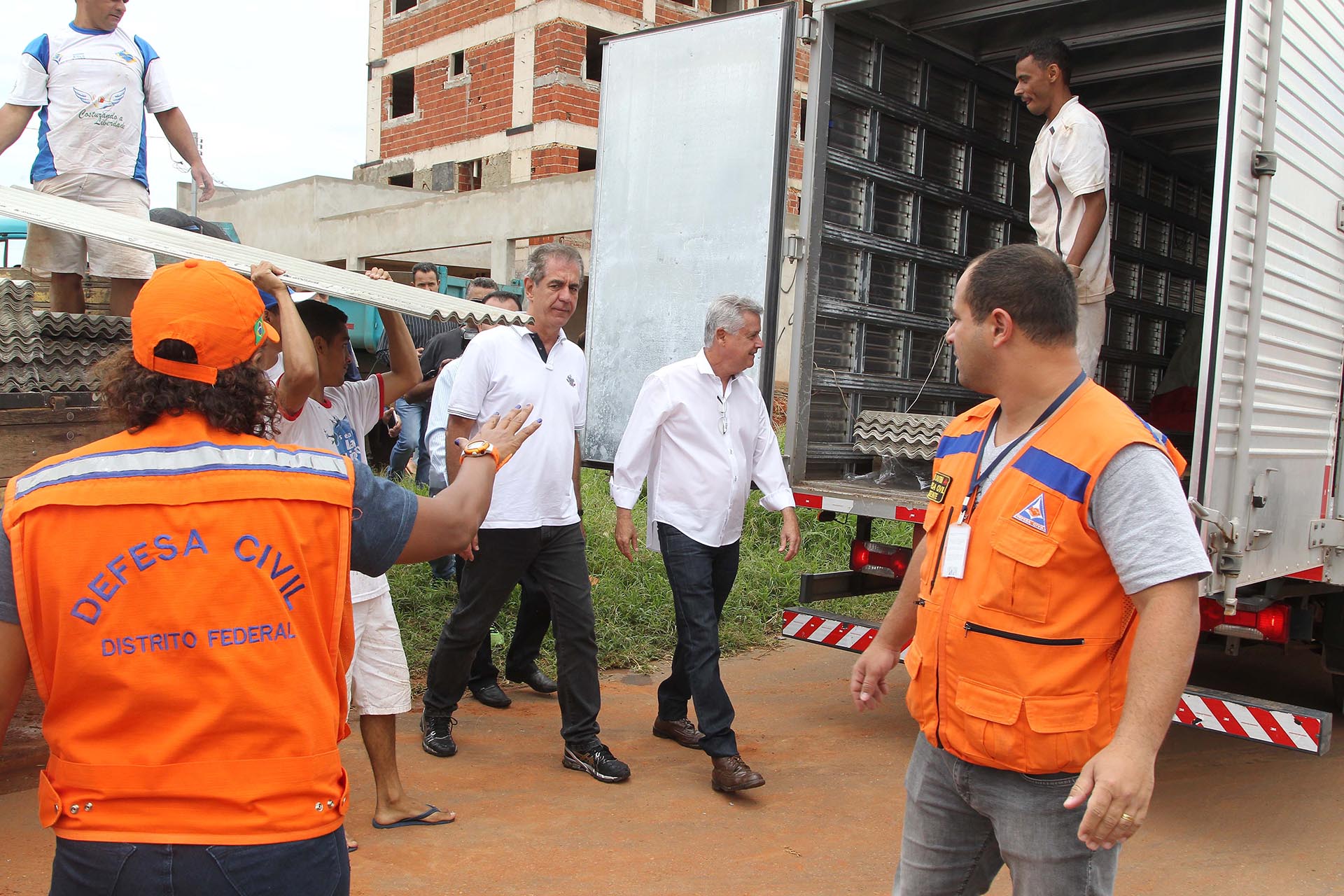 Rodrigo Rollemberg participou de mutirão para ajudar moradores da região administrativa.