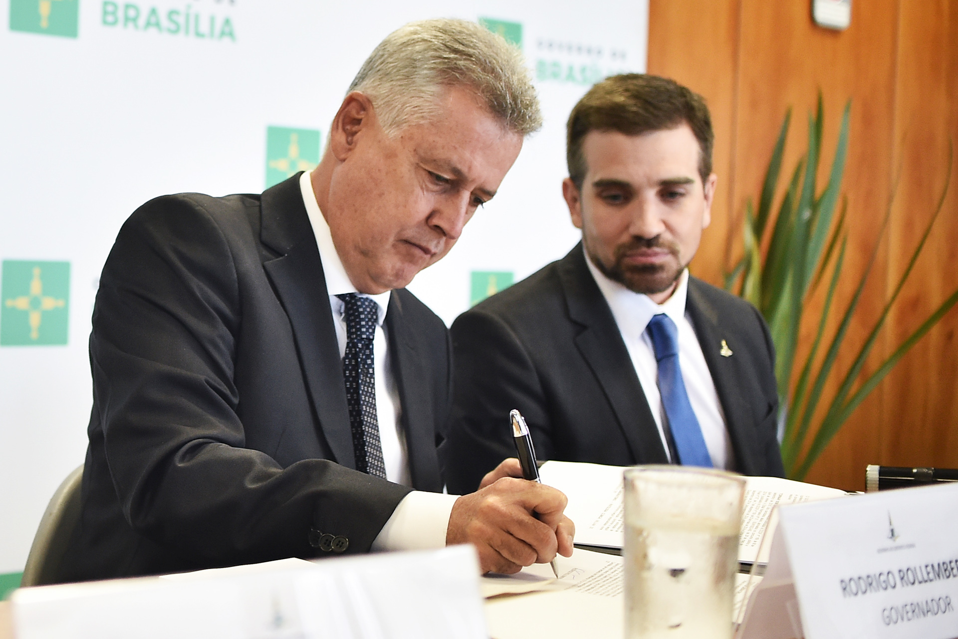 O governador de Brasília, Rodrigo Rollemberg, assinou a nomeação acompanhado do secretário de Saúde, Humberto Fonseca, em cerimônia na manhã desta quarta-feira (9), no Palácio do Buriti.