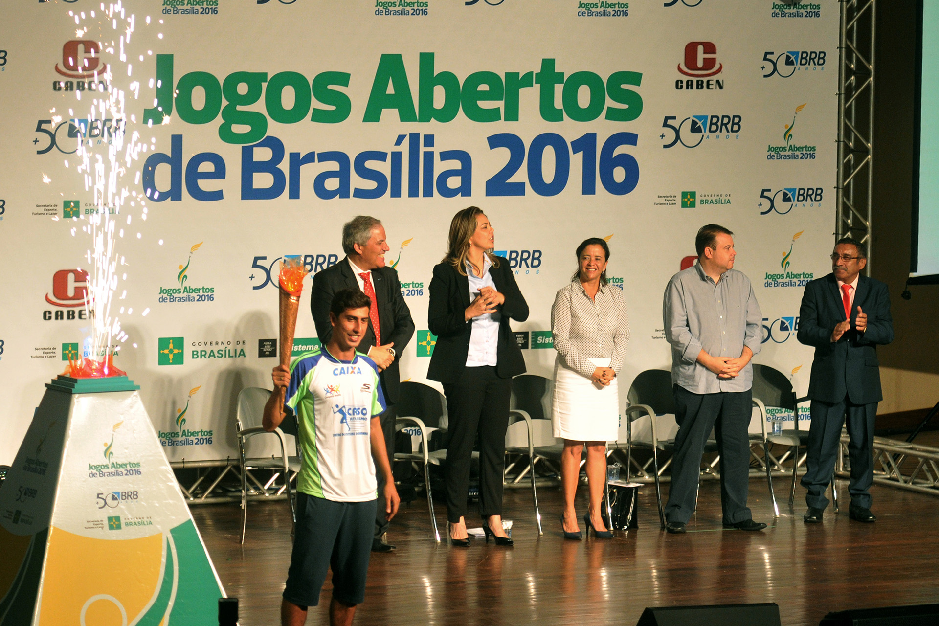 Na cerimônia, o atleta brasiliense Caio Bonfim, quarto lugar na marcha atlética na Olimpíada Rio 2016, acendeu a pira dos jogos.