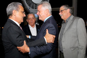 O presidente da Confederação Nacional da Indústria, Robson Braga Andrade cumprimenta o governador de Brasília, Rodrigo Rollemberg.