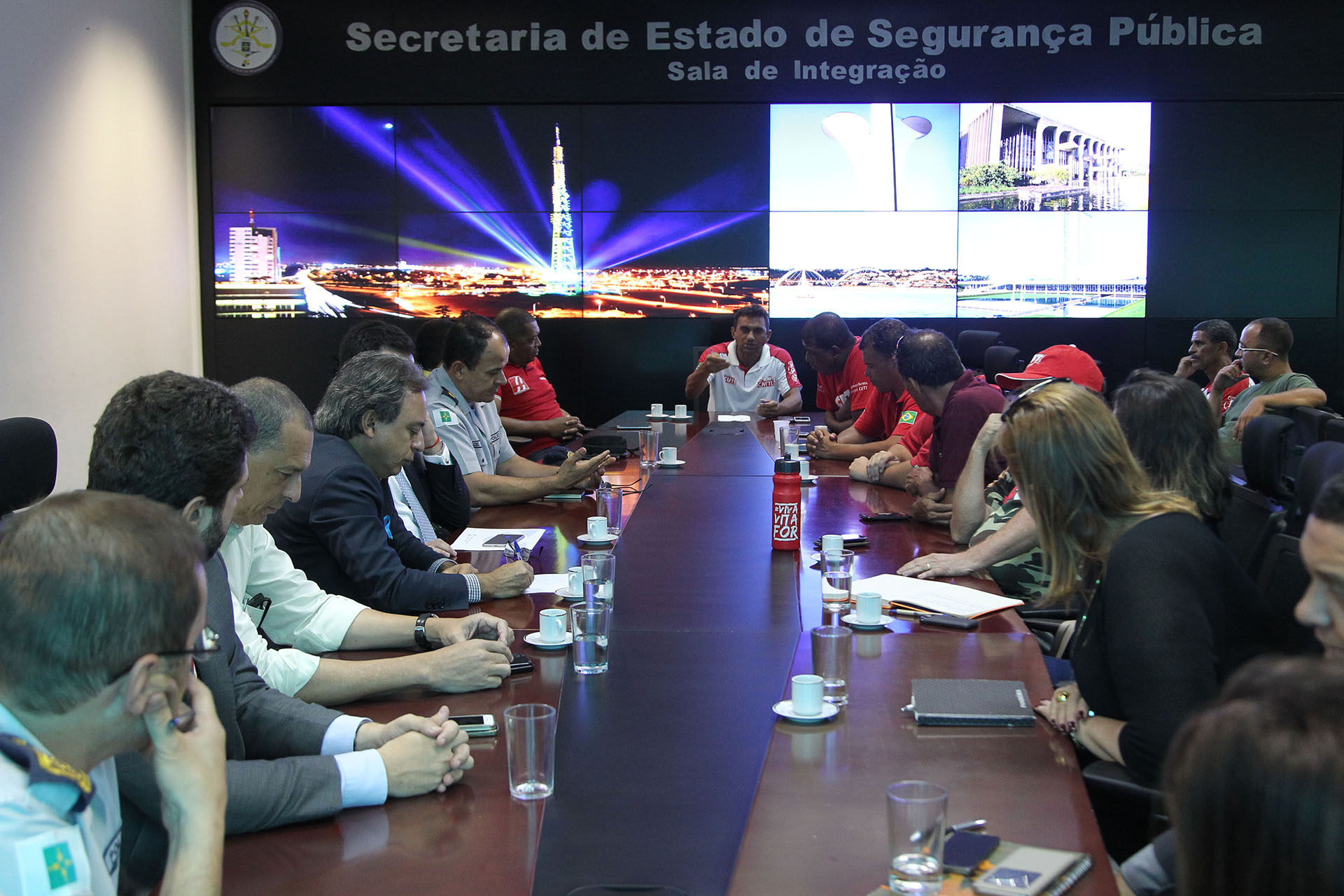 Reunião entre representantes do governo de Brasília e rodoviários.