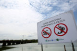 Sinalização avisa a frequentadores não utilizarem o Lago Paranoá no trecho afetado por cianobactérias.