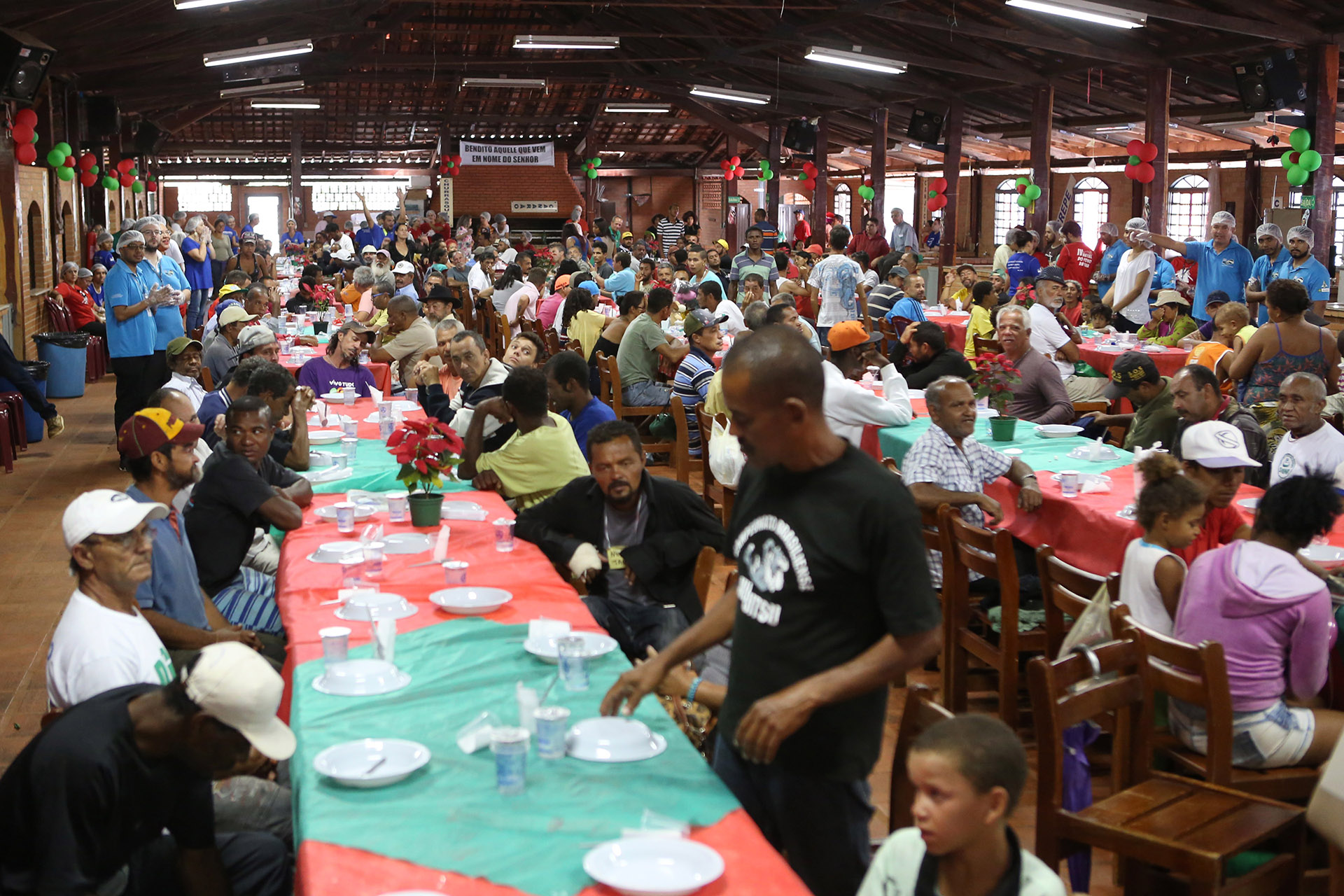 Cerca de 500 pessoas participaram do 4º Natal do Povo de Rua, na Paróquia São Judas Tadeu, na 908 Sul, nesta quinta-feira (15).