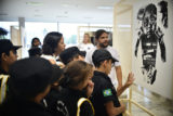 O grupo de 30 alunos e sete monitores do projeto O recrutinha visitou a exposição Primeiro Prêmio de Arte Contemporânea Vera Brant, no Salão Branco do Palácio do Buriti