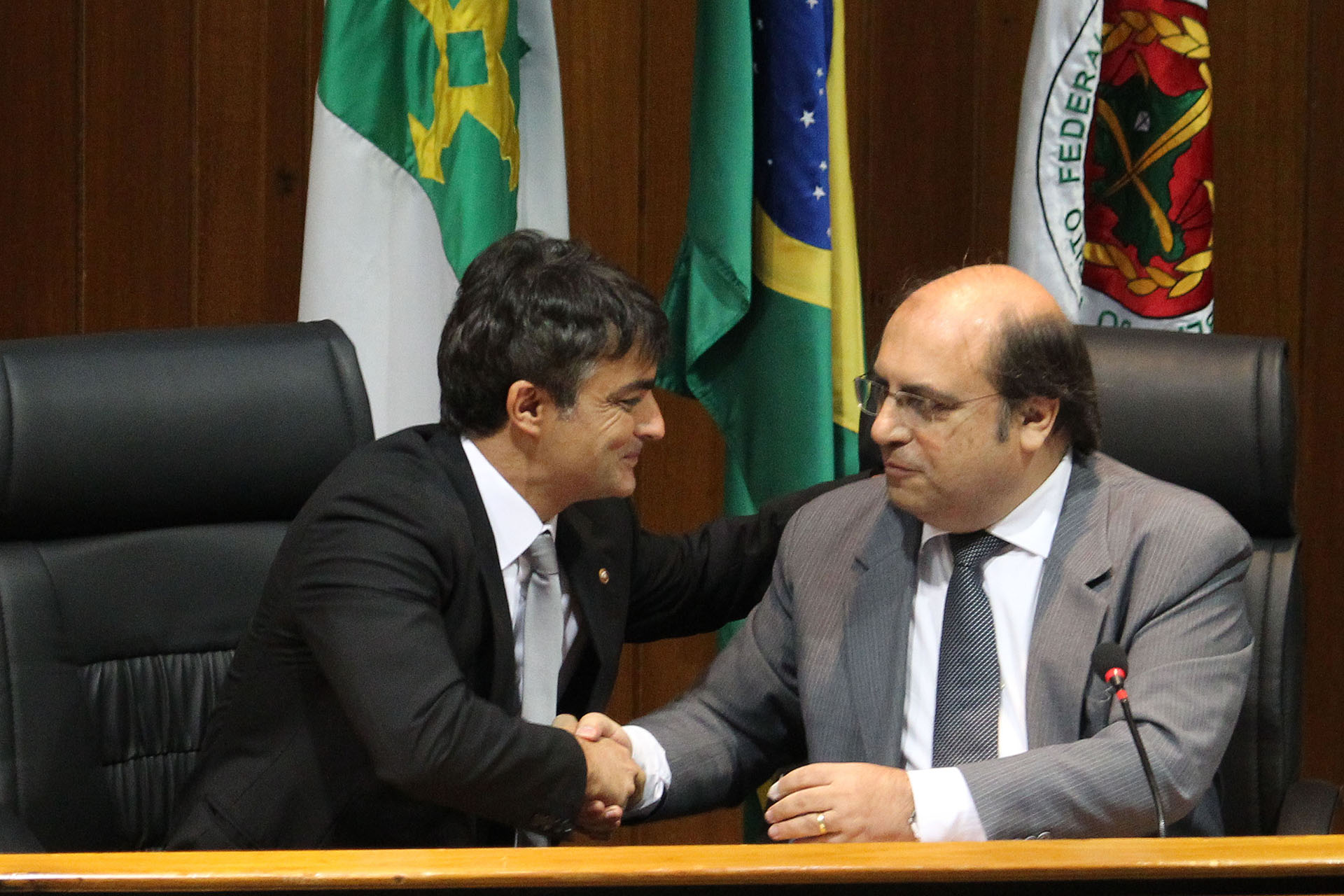 O procurador-geral de Justiça do DF, Leonardo Bessa, recebe os cumprimentos do vice-procurador-geral da República, José Bonifácio Borges de Andrada.
