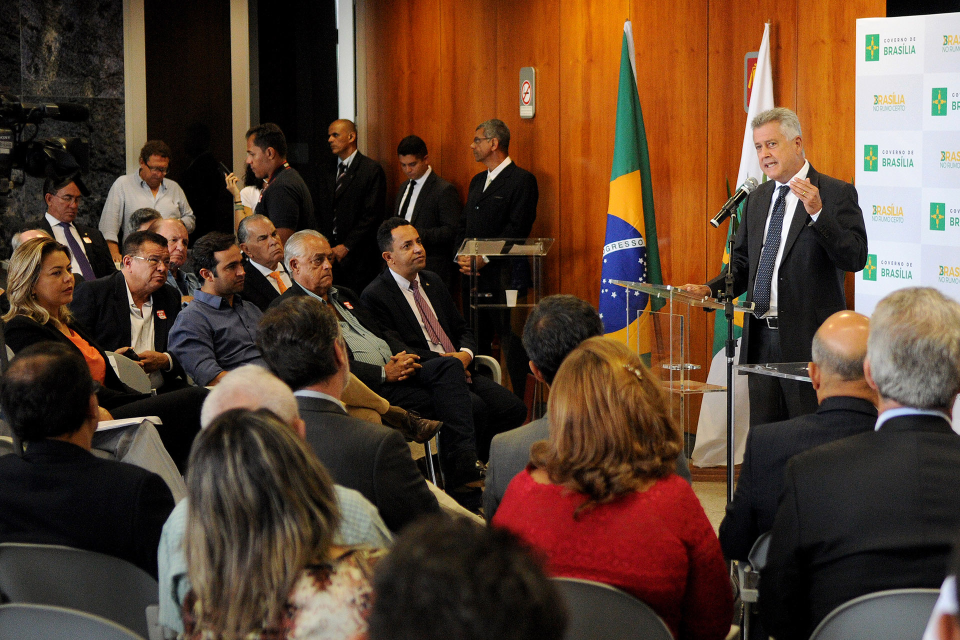 Governador de Brasília, Rodrigo Rollemberg, discursa sobre a Lei dos Puxadinhos
