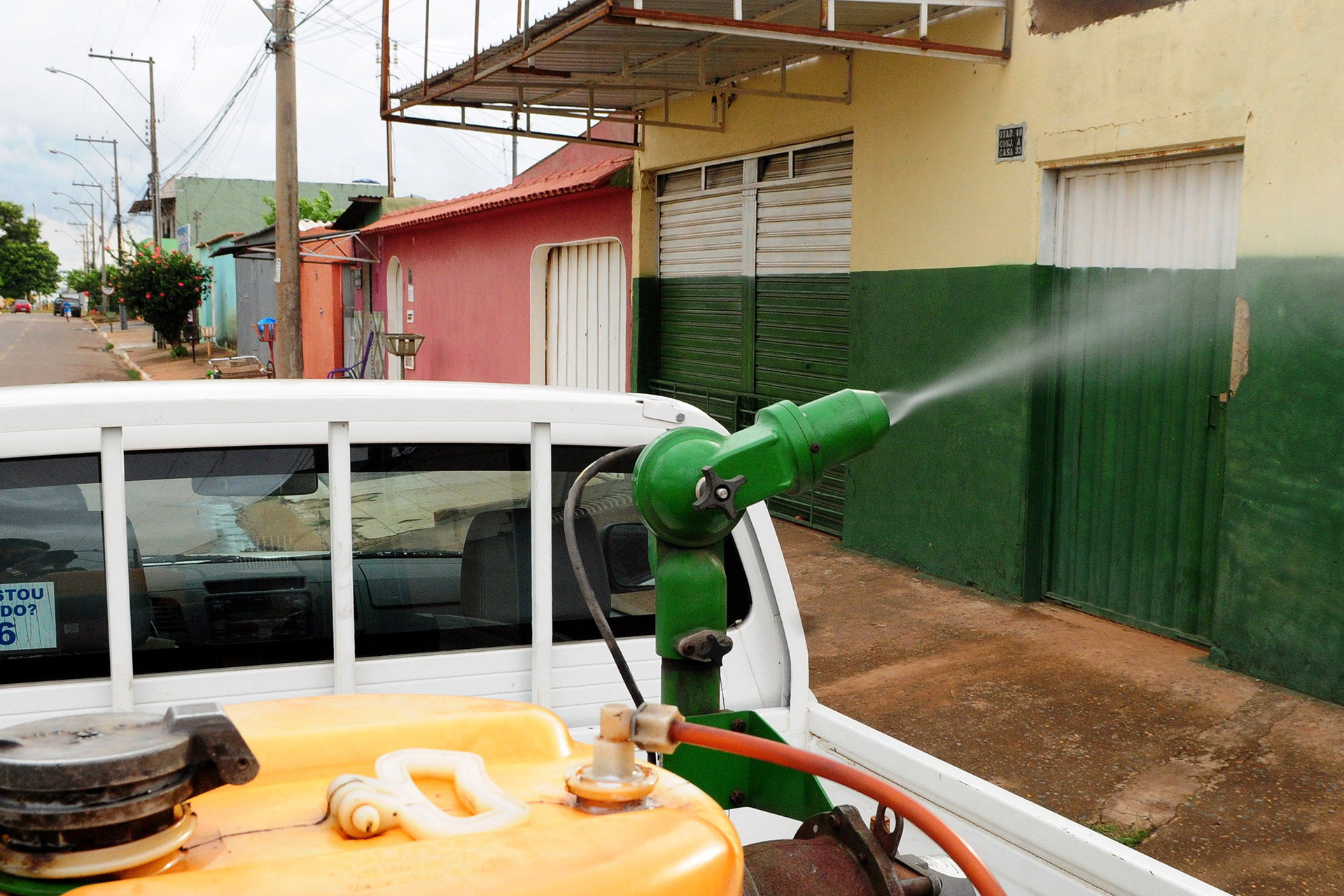 Carro fumacê pulverizando produto químico para matar os focos do Aedes aegypti