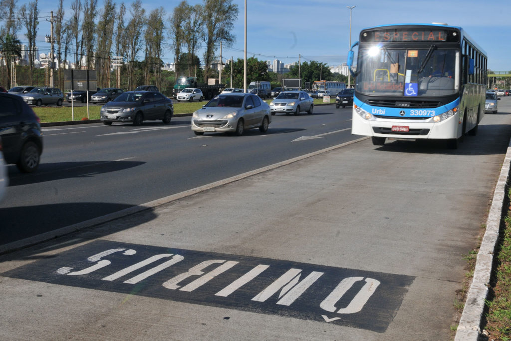 Investimento em mobilidade em 2017 inclui a aquisição de novos ônibus com porta do lado esquerdo para utilização na EPTG. 