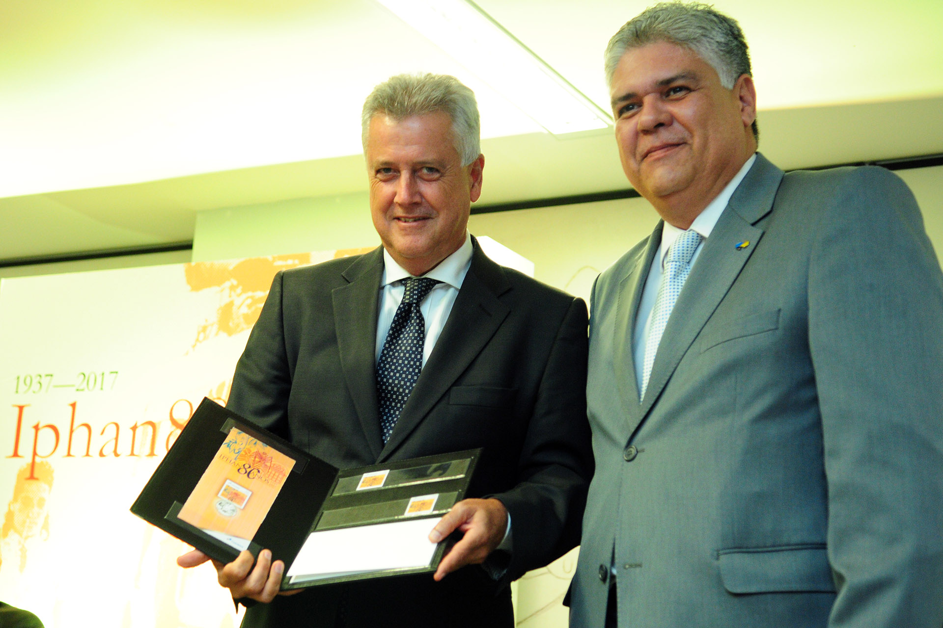 O selo personalizado alusivo aos 80 anos do Iphan foi entregue ao governador Rodrigo Rollemberg pelo diretor executivo dos Correios no DF, Rogério Curado
